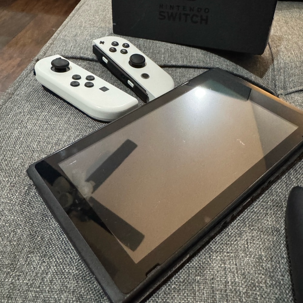 Nintendo Switch - Picture 5 of 5